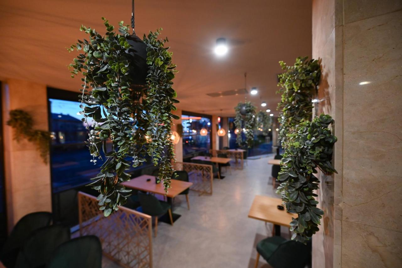 Hotel Xemar Arad Exterior photo